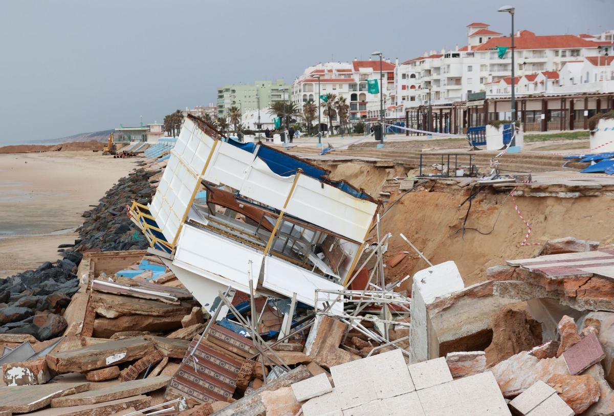 Imagen de los graves daños ocasionados por el pasado temporal que barrió Matalascañas (Huelva). A 7 de enero de 2026, en Matalascañas, Huelva (Andalucía, España). El alcalde de Almonte (Huelva), Francisco Bella, ha convocado reuniones "urgentes" con la Subdelegación del Gobierno, representada por María José Rico, la Dirección General de Costas, encabezada por Gabriel Cuena, y la Junta de Andalucía, representada por el delegado en Huelva, José Manuel Correa, así como con la secretaria general provincial de la Delegación de Sostenibilidad y Medio Ambiente en Huelva, Patricia Barrera, con el objetivo de analizar los daños causados por la borrasca Francis, coordinar actuaciones y avanzar en soluciones inmediatas para la recuperación de Matalascañas. 07 ENERO 2026 Rocío Ruz / Europa Press 07/01/2026. Francisco Bella;María José Rico;Gabriel Cuena;José Manuel Correa;Patricia Barrera;Rocío Ruz;category_code_new