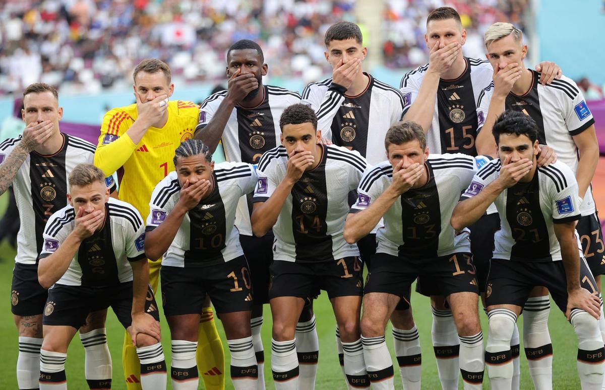 Los jugadores de la selección alemana posaron con el gesto de taparse la boca en Qatar 2022 por la prohibición de llevar el brazalete LGTB.