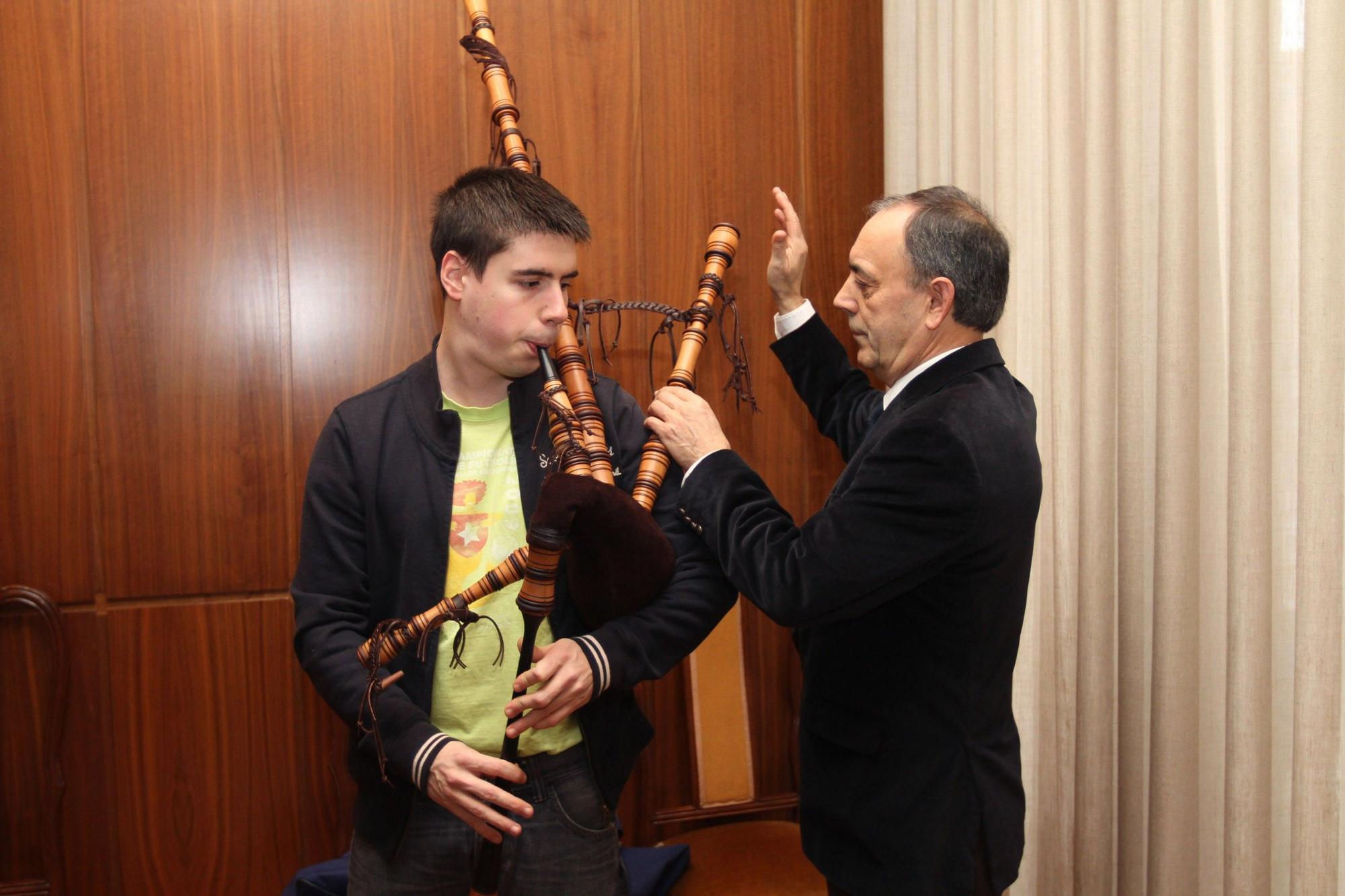 Foxo afinando la gaita de su hijo Marco. // I. OSORIO