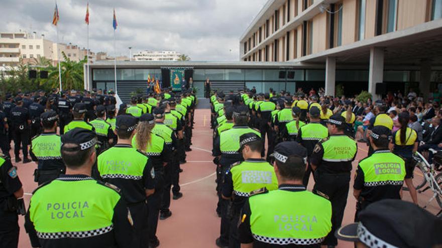 Los agentes formados en filas mientras las autoridades pronunciaban sus discursos.