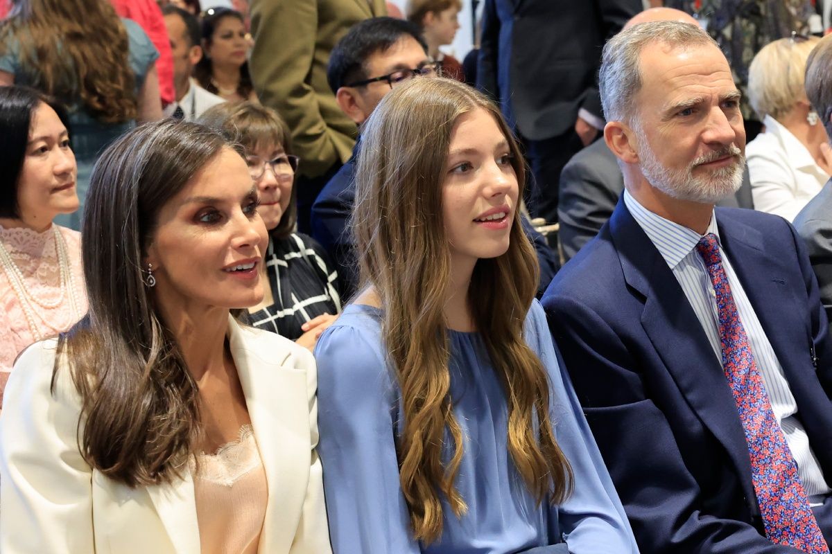 La infanta Sofía junto a sus padres en la graduación de su hermana Leonor