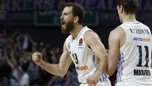 Sergio Rodríguez y Mario Hezonja celebran una canasta en el quinto partido entre Real Madrid y Partizán.