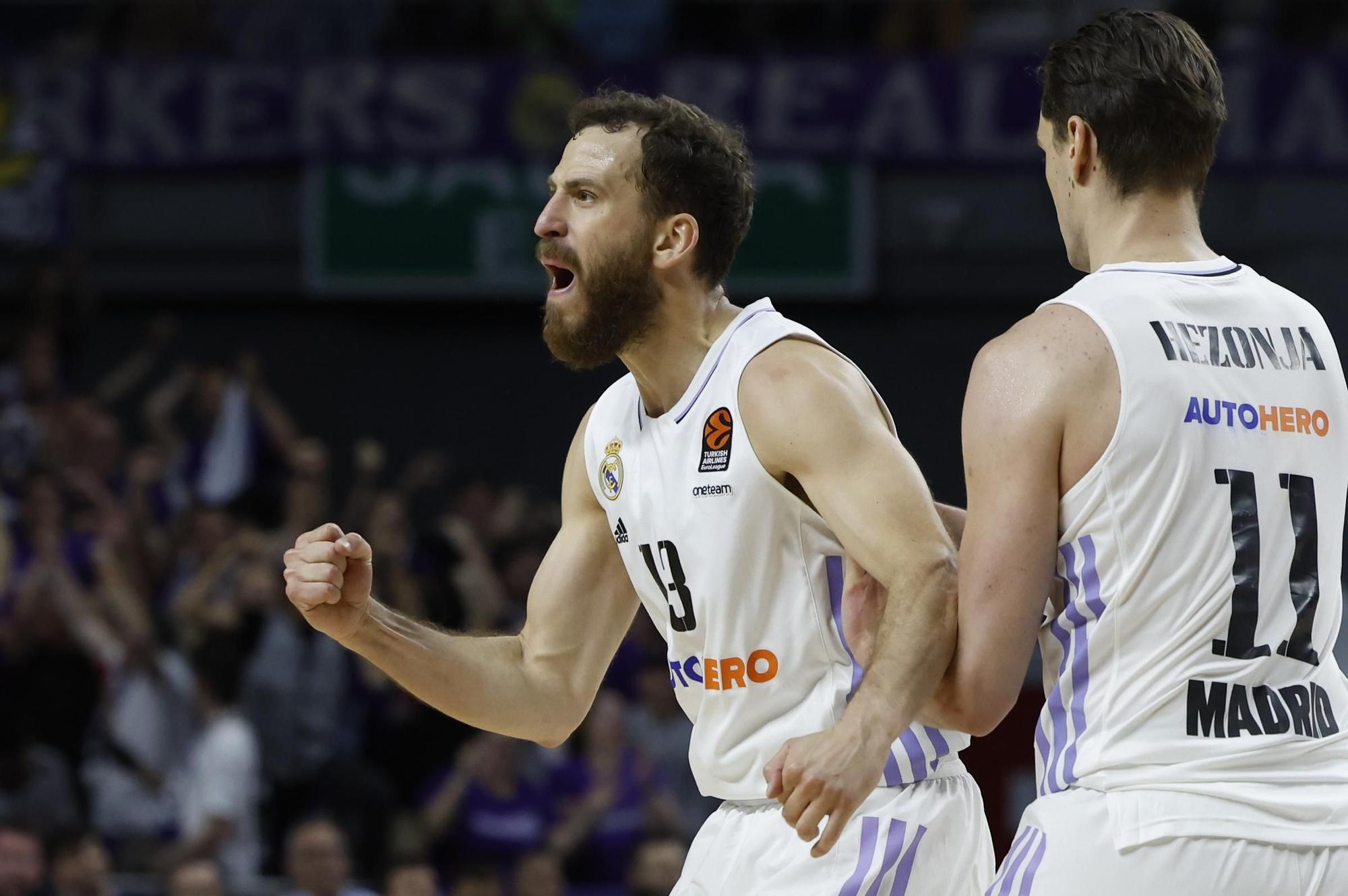 Sergio Rodríguez y Mario Hezonja celebran una canasta en el quinto partido entre Real Madrid y Partizán.