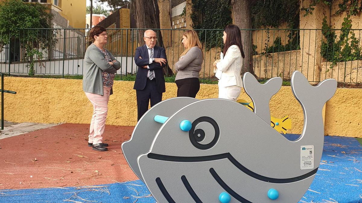 Antonio Morales e Isabel Mena, en el centro, con las cuidadoras en el nuevo parque infantil del Hogar Maternal de Tafira.