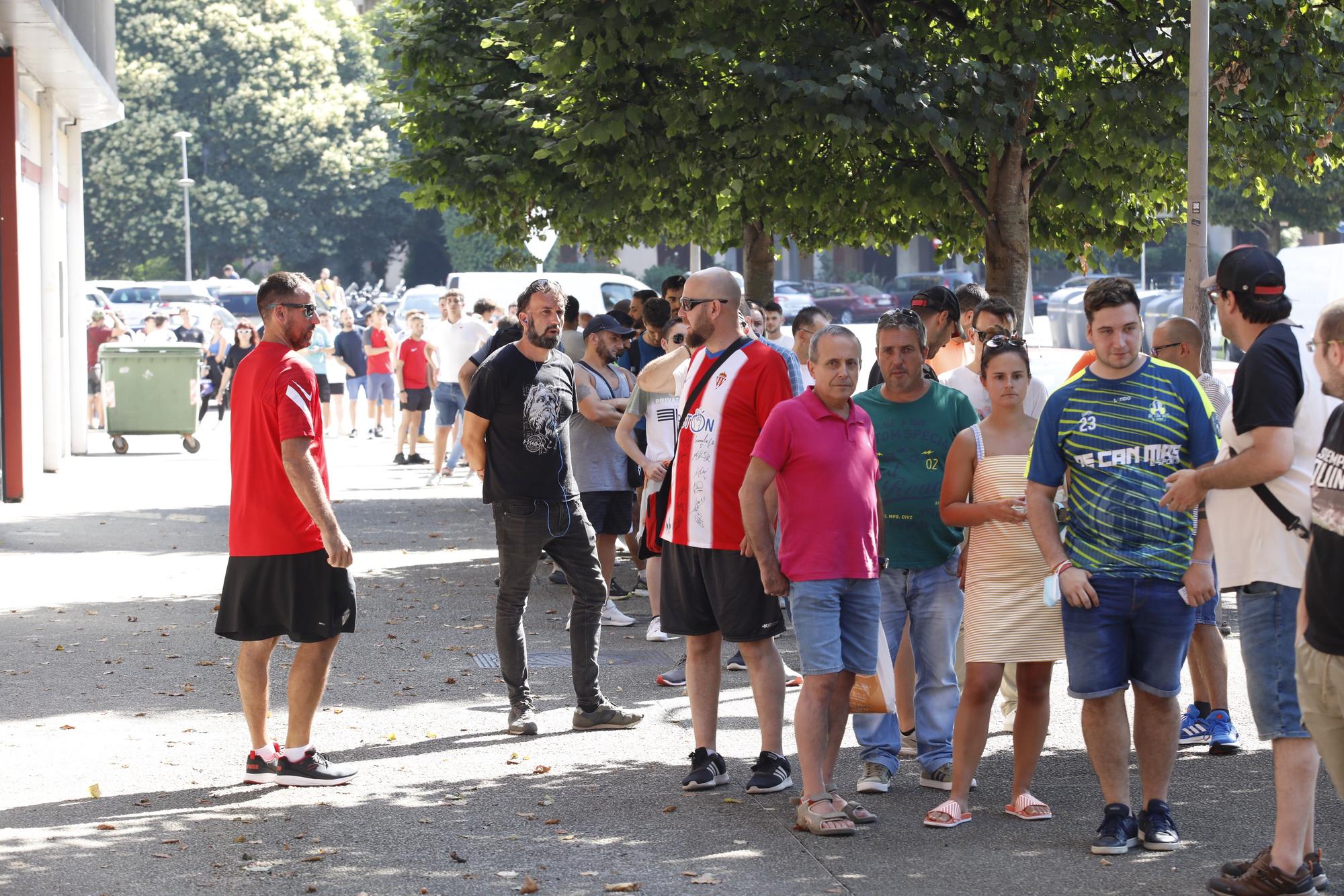 En imágenes: Largas colas para sacar entradas para el primer viaje del Sporting de Orlegi