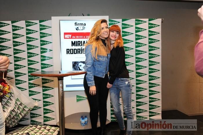 Miriam Rodríguez firma discos en El Corte Inglés