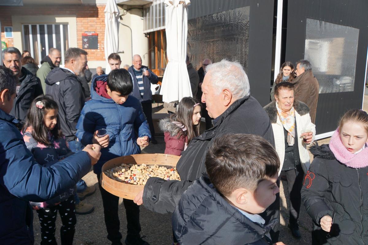 Mahíde celebra los Reyes cantándole a su párroco
