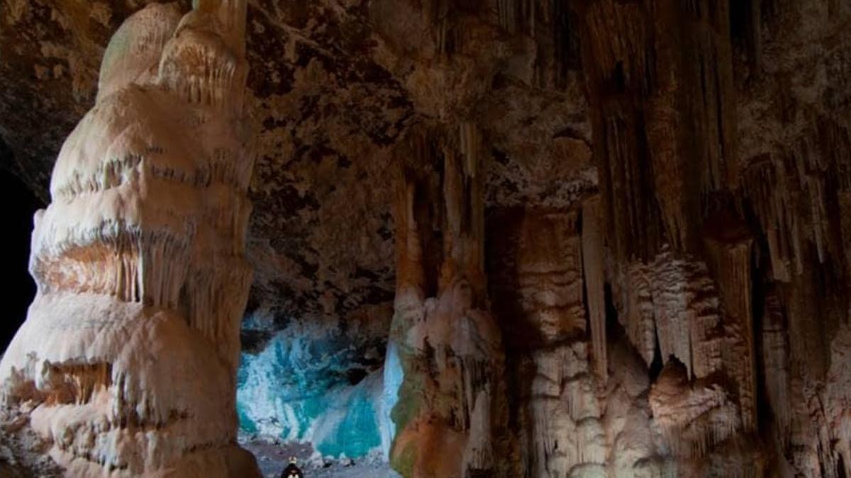 Interior de la Cueva de la Moneda, una de las rutas que se han programado en Redes para el tiempo libre