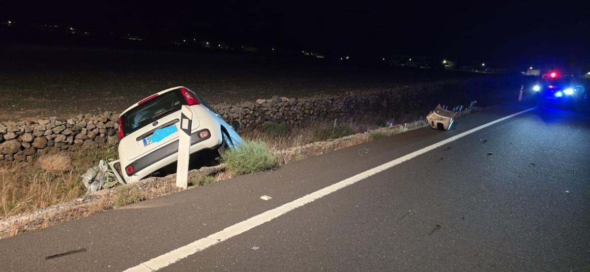 Un coche se sale de la carretera a la altura de Nazaret, en el municipio de Teguise, en Lanzarote