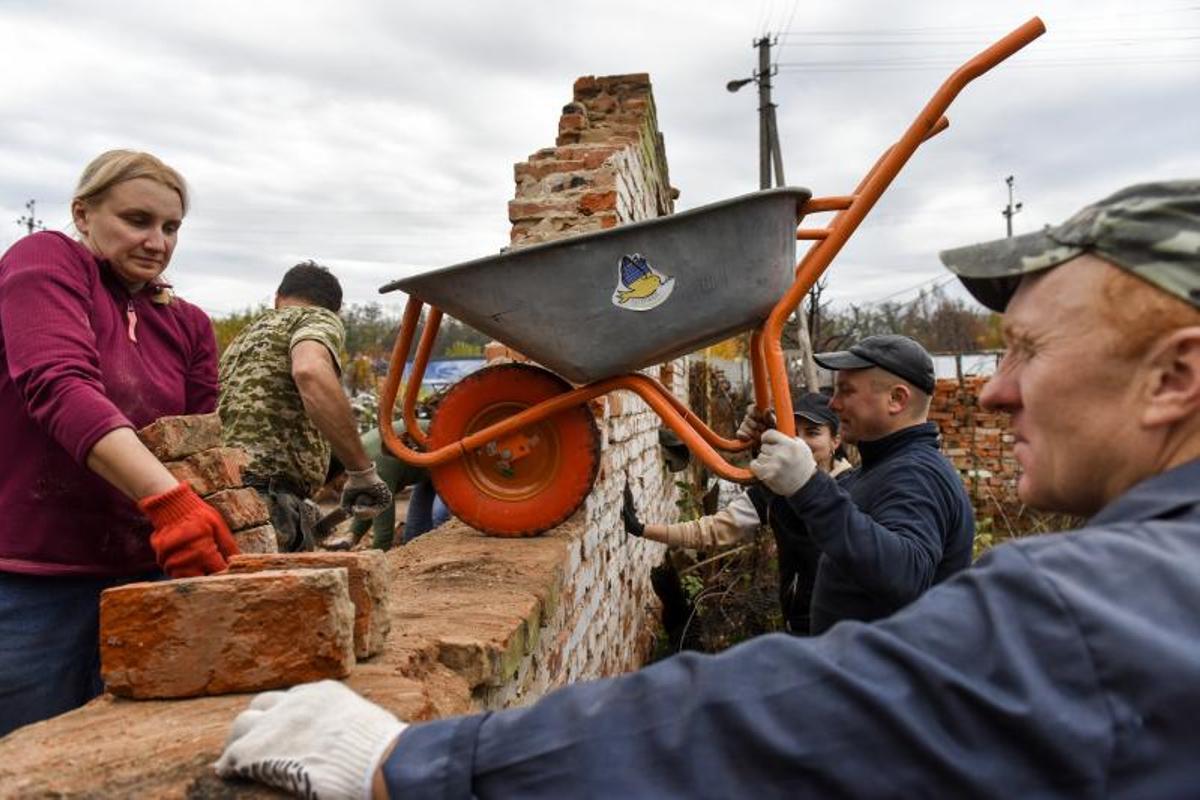 Bo Mozhemo (Porque podemos) Habitantes de Chernihiv y  Novoselivka, cuyas casas fueron dañadas durante la invasión rusa, crean movimiento de ayuda mutua para restaurarlas