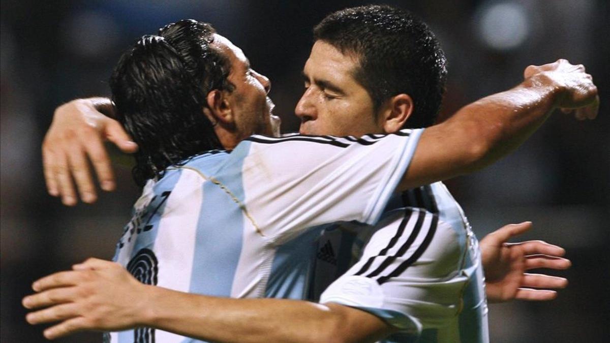 Juan Román Riquelme llegó a un acuerdo con Carlos Tévez