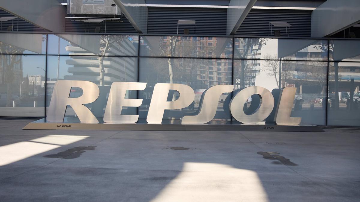 Fachada de la sede de Repsol, a 27 de diciembre de 2023, en Madrid.