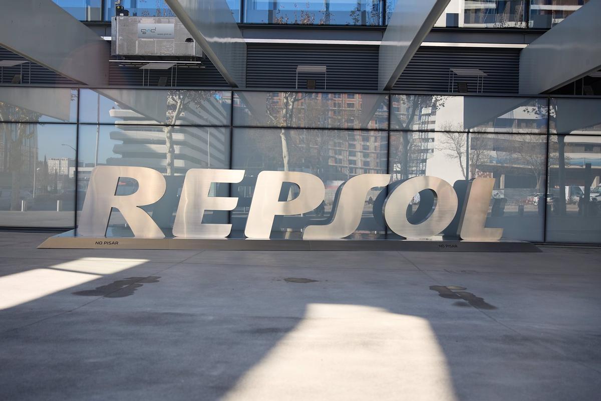 Fachada de la sede de Repsol, a 27 de diciembre de 2023, en Madrid.