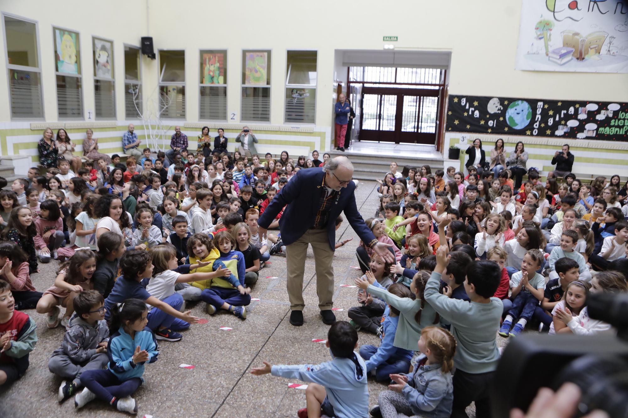 EN IMÁGENES: Philip Felgner, uno de los padres de la vacuna contra el covid, vuelve a Asturias y visita el colegio Clarin en Gijón