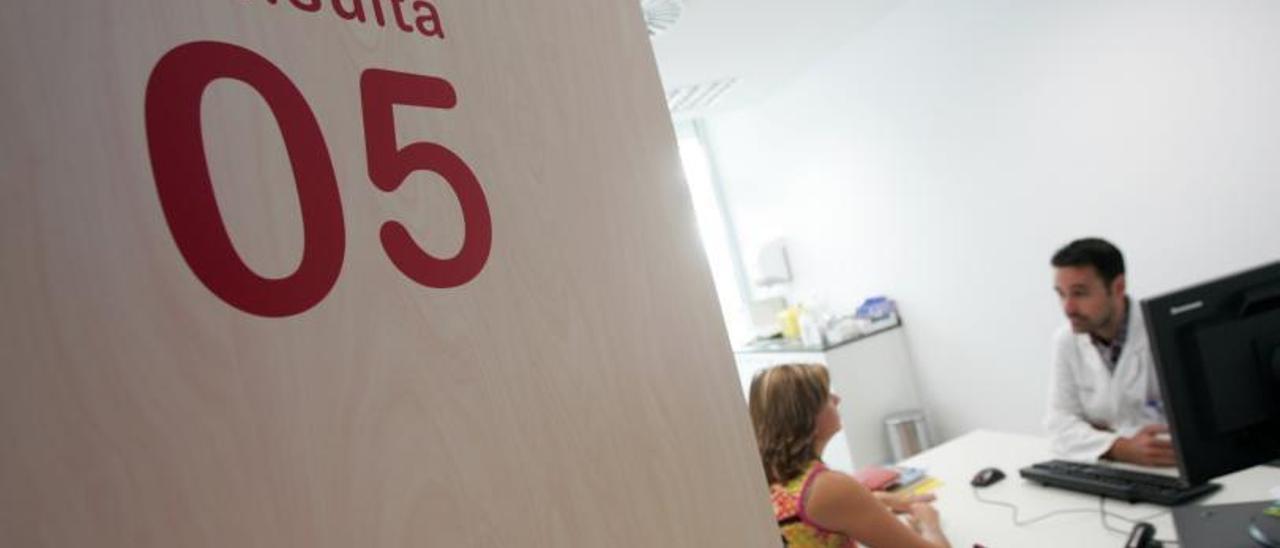 Un médico de familia atiende a una paciente en su consulta del centro de salud de Atención Primaria. | L.O.