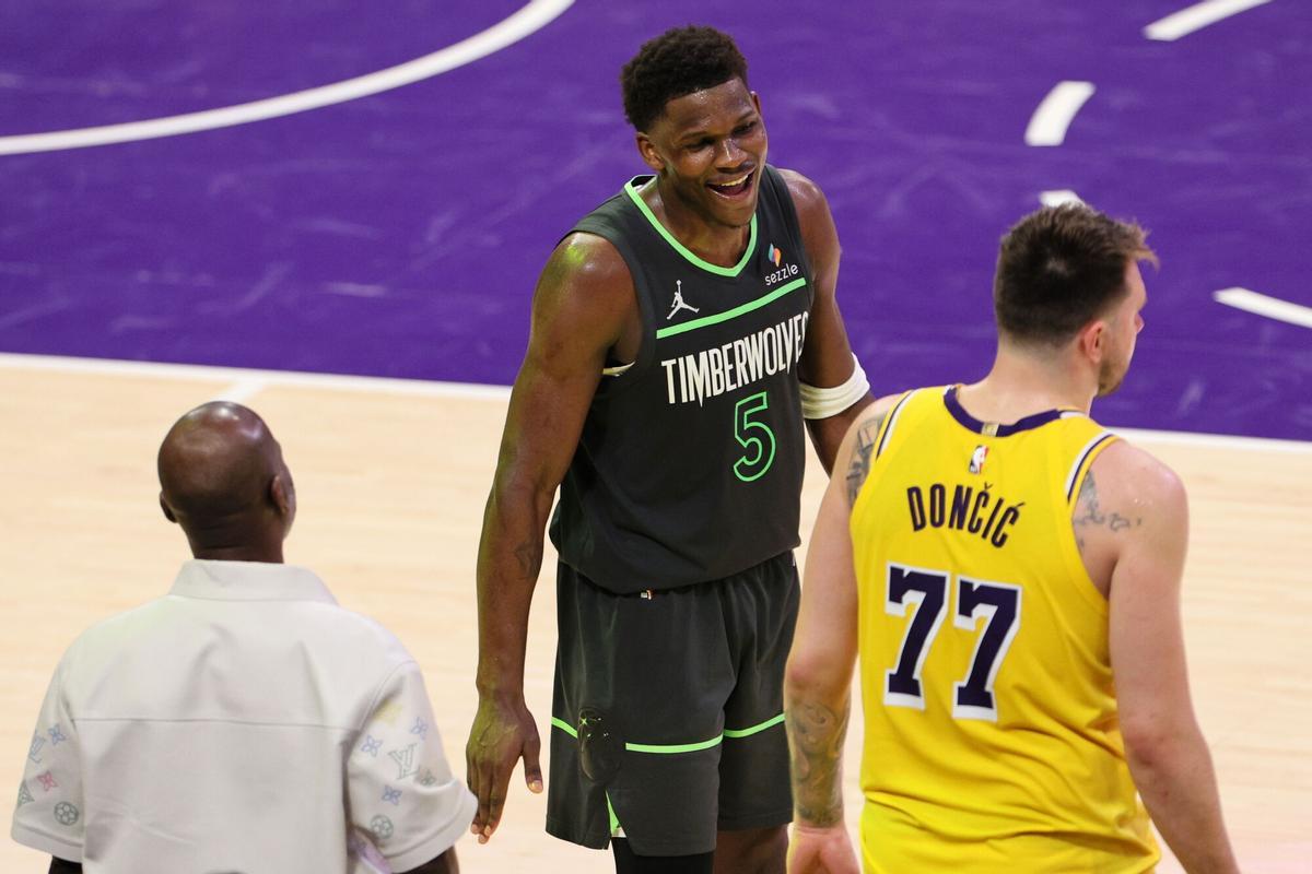 LOS ANGELES (United States), 01/05/2025.- Minnesota Timberwolves' Anthony Edwards (C) smiles as the Minnesota Timberwolves win the NBA playoffs round one against the Los Angeles Lakers in Los Angeles, California, USA, 30 April 2025. (Baloncesto) EFE/EPA/ALLISON DINNER SHUTTERSTOCK OUT. SHUTTERSTOCK OUT