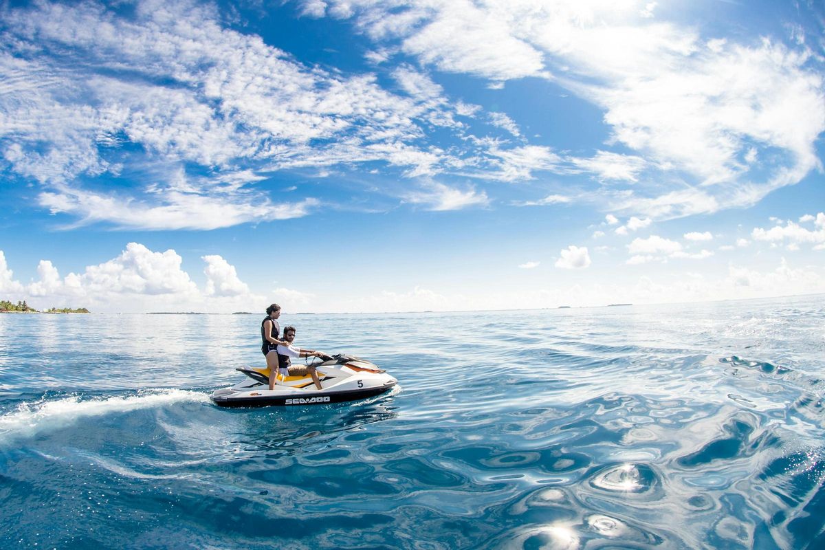 Dos personas, en una moto de agua
