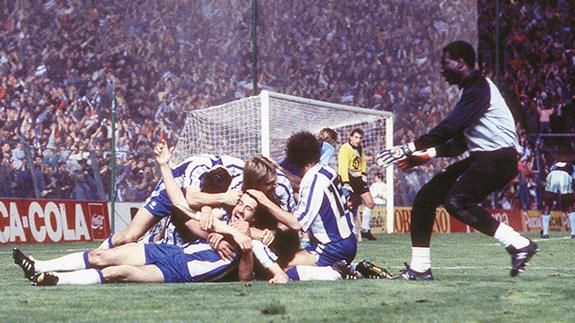 Los jugadores del Espanyol celebran un triunfo en Sarrià.