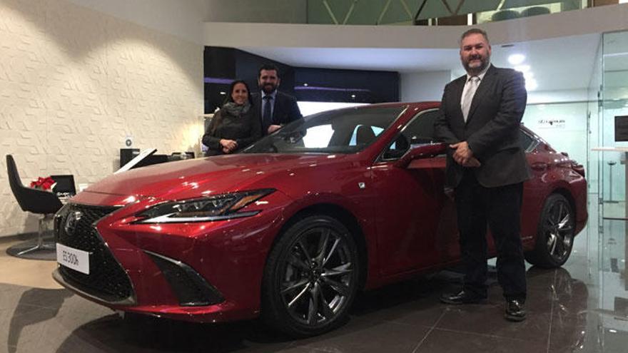 Carlos Albert y su equipo comercial junto al Lexus ES 300h.