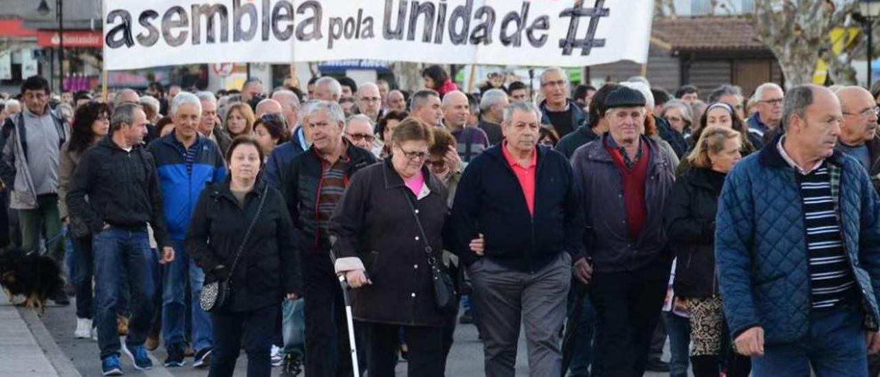 Manifestación por las calles de Cangas contra las anteriores tarifas del agua. // Gonzalo Núñez