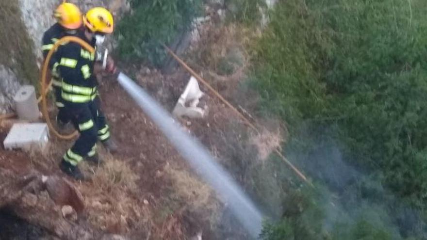 Tareas de extinción del incendio forestal registrado este jueves en las proximidades de Gata de Gorgos.