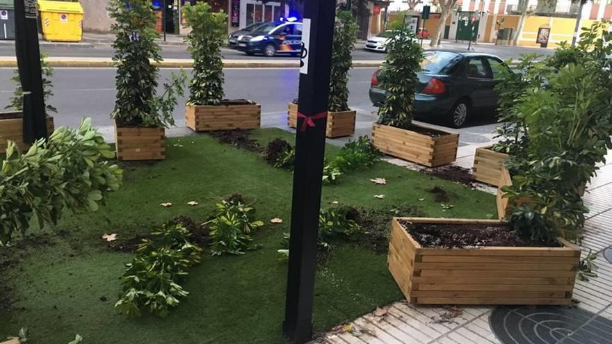 Un hombre destroza la terraza de una cafetería enfrente de los Juzgados