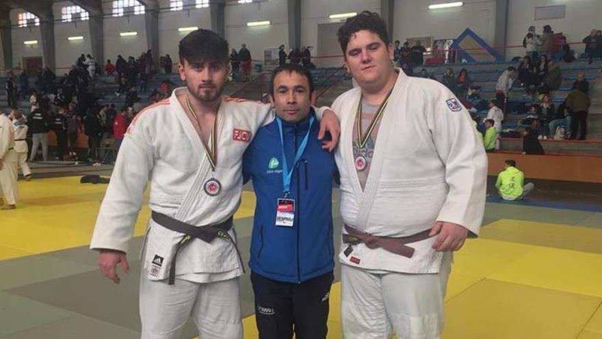 Kachidze y López Valverde, junto a su entrenador Víctor Alberola