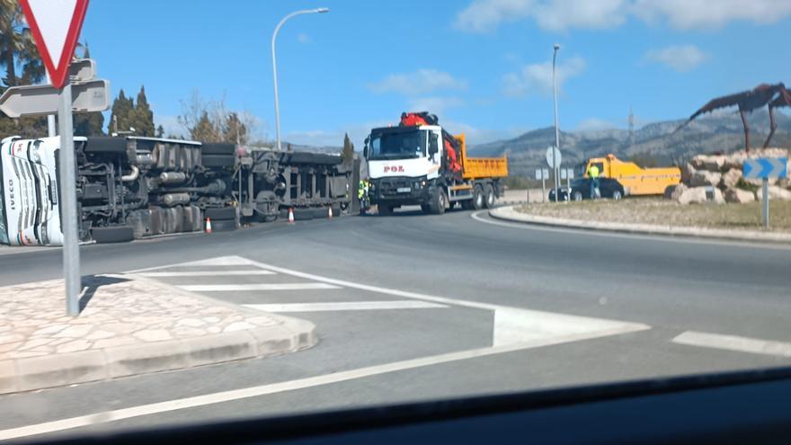 Un tráiler vuelca en la rotonda de Son Reus, en la carretera de Sóller