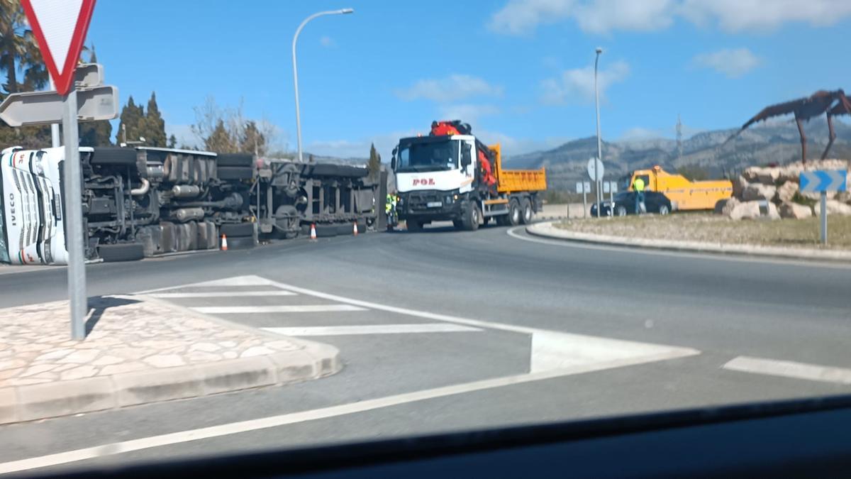 El camión ha quedado volcado en la rotonda de Son Reus.