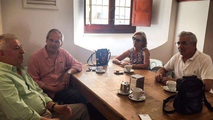 La asociación de vecinos de Intramuros se reúne con sus homólogos de Coria