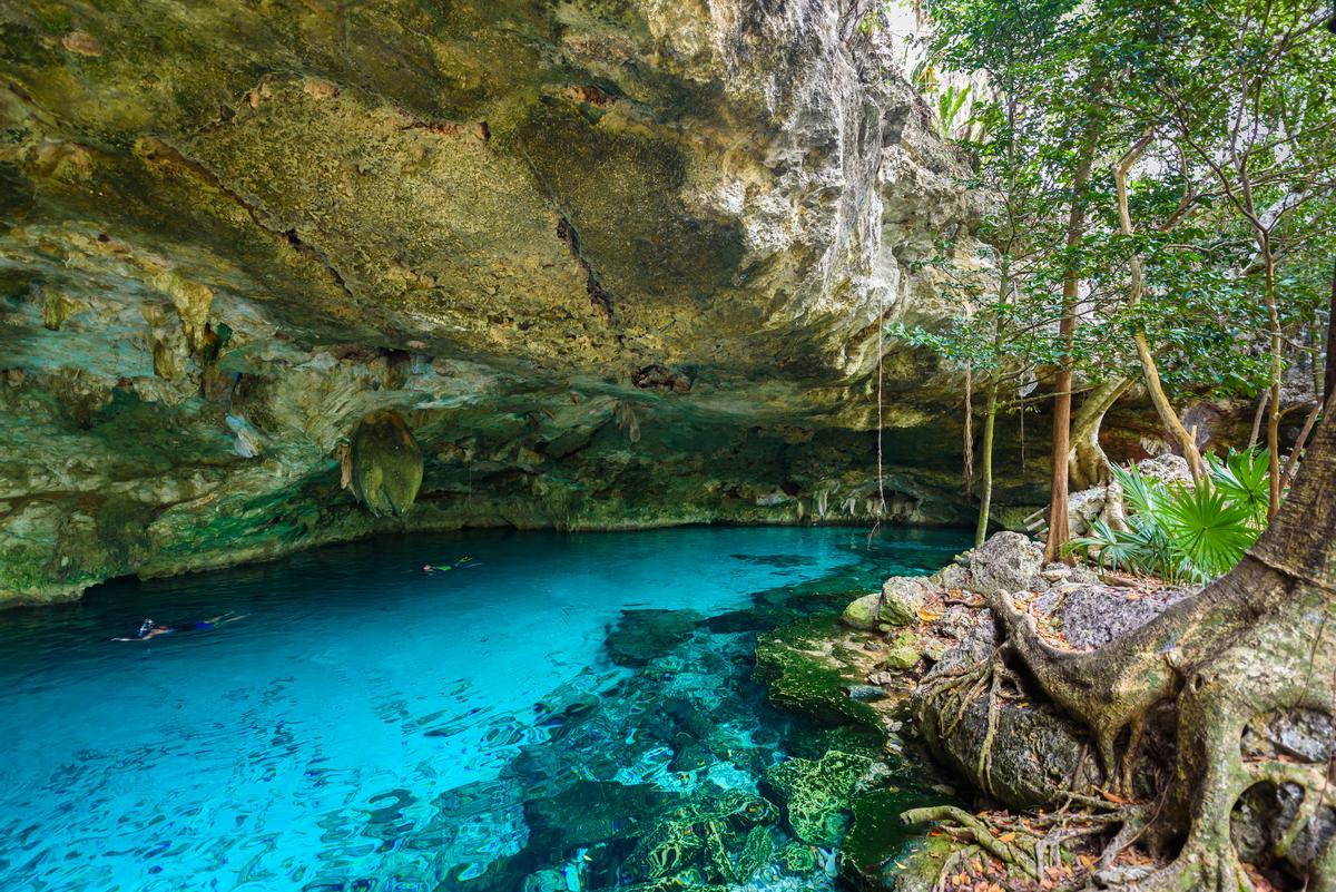 El precioso cenote de Dos Ojos es uno de los favoritos para los amantes del snorkel