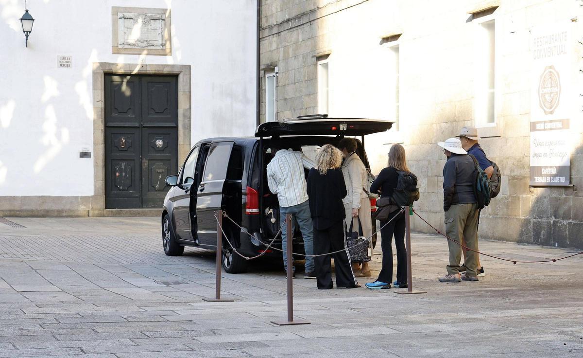 Un VTC realiza un servicio en el casco histórico de Santiago.