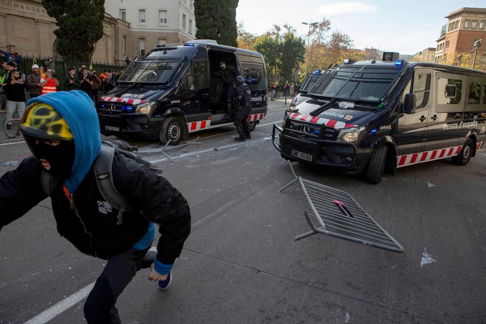 Tensió i enfrontaments entre Mossos i manifestants al centre de Barcelona