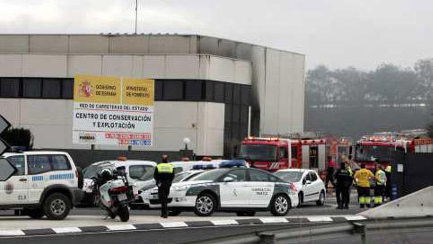 Arden cinco vehículos al incendiarse una nave de mantenimiento de carreteras cerca de IFA