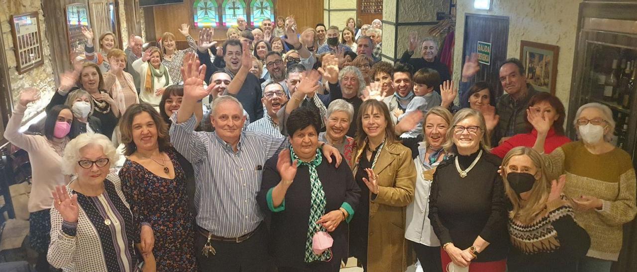 Arriba, José Manuel García, tercero por la izquierda en la primera fila, junto a los vecinos. En el detalle, el homenajeado besa a su esposa, Isabel Díaz. | |  LNE