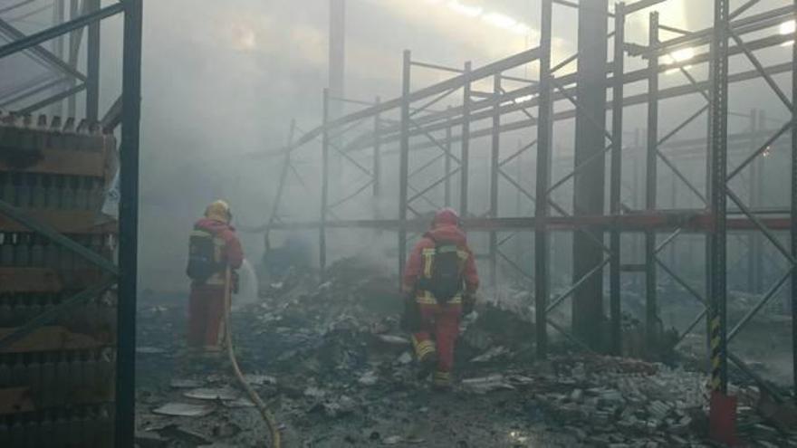 El fuego destruye en Algemesí una envasadora de aceite