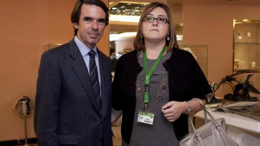 El ex presidente, junto a la gerente de Fincas Galicia, de Arteixo. / la opinión
