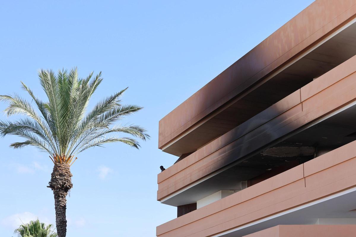Galería: así quedó el edificio de Platja d'en Bossa, en Ibiza, donde se incendió un piso Galería: así quedó el edificio de Platja d'en Bossa, en Ibiza, donde se incendió un piso