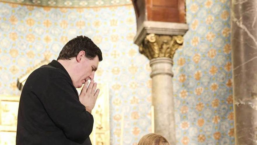 Pilar Soto, ayer, rezando antes de su intervención junto al sacerdote Álvaro Cárdenas.