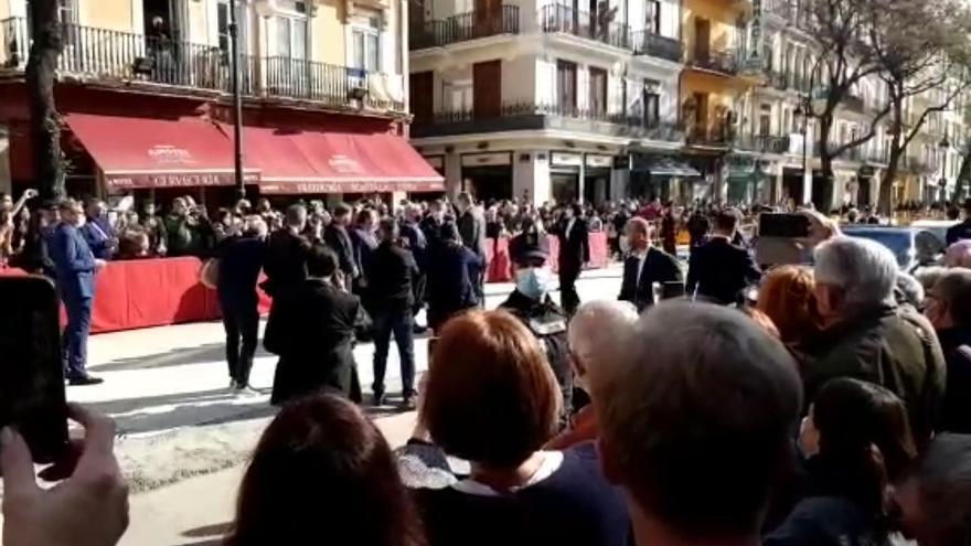 El público recibe el Rey Felipe en la entrada de la Lonja