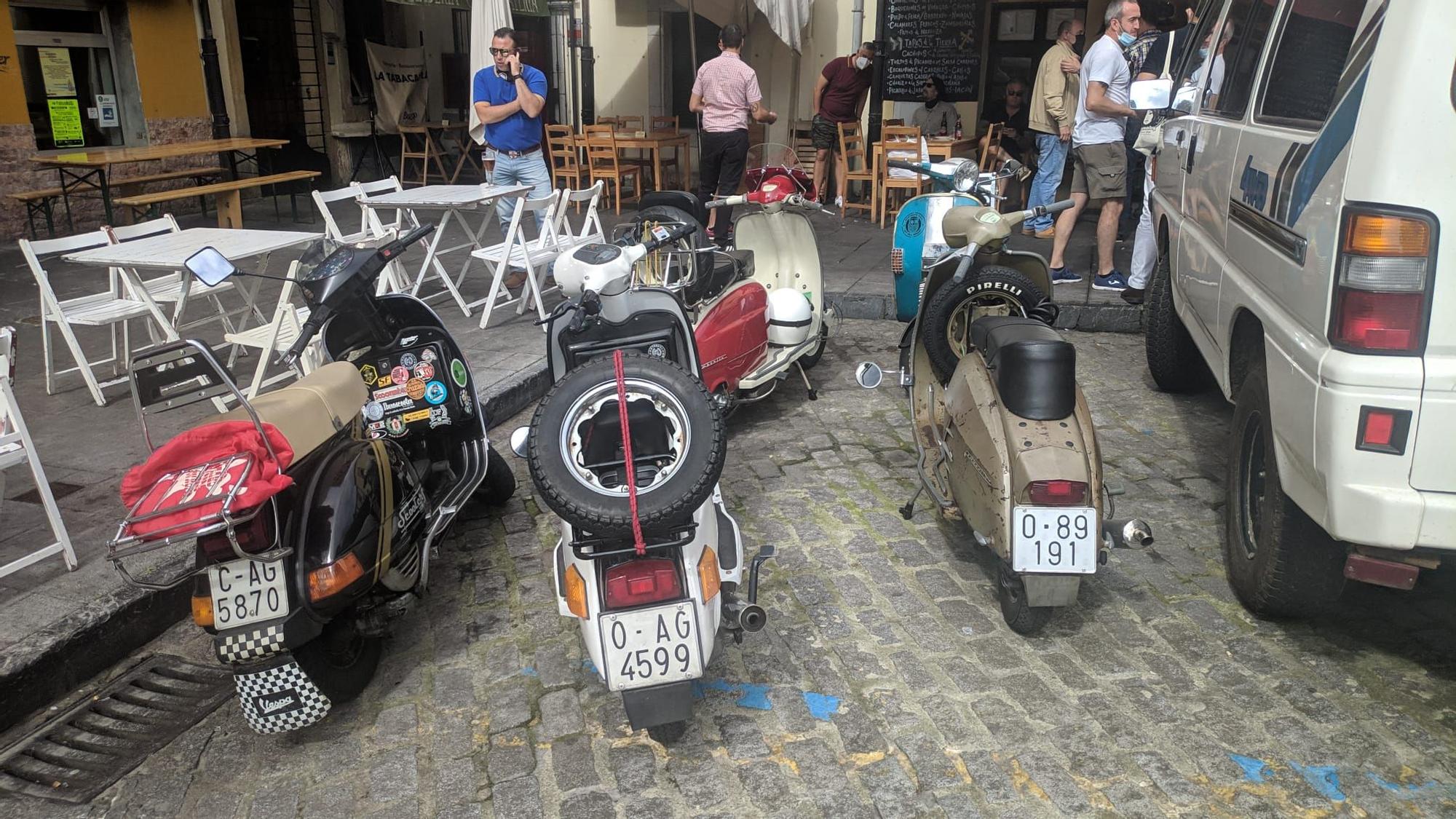 Vespas y Lambretas colorean Gijón