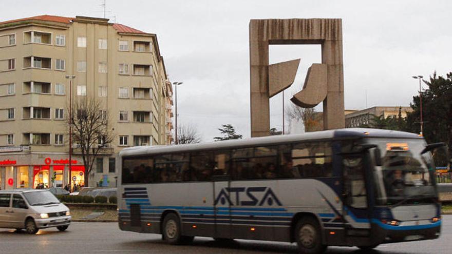 Un autobús interurbano Vigo-Baiona. // J. Lores