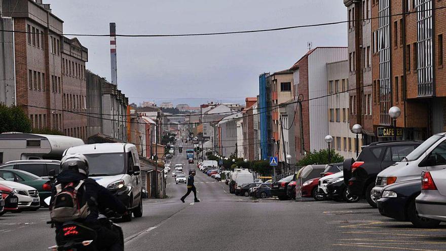 Vista de la travesía de Meicende, donde se encuentra el bar que suscita las quejas.