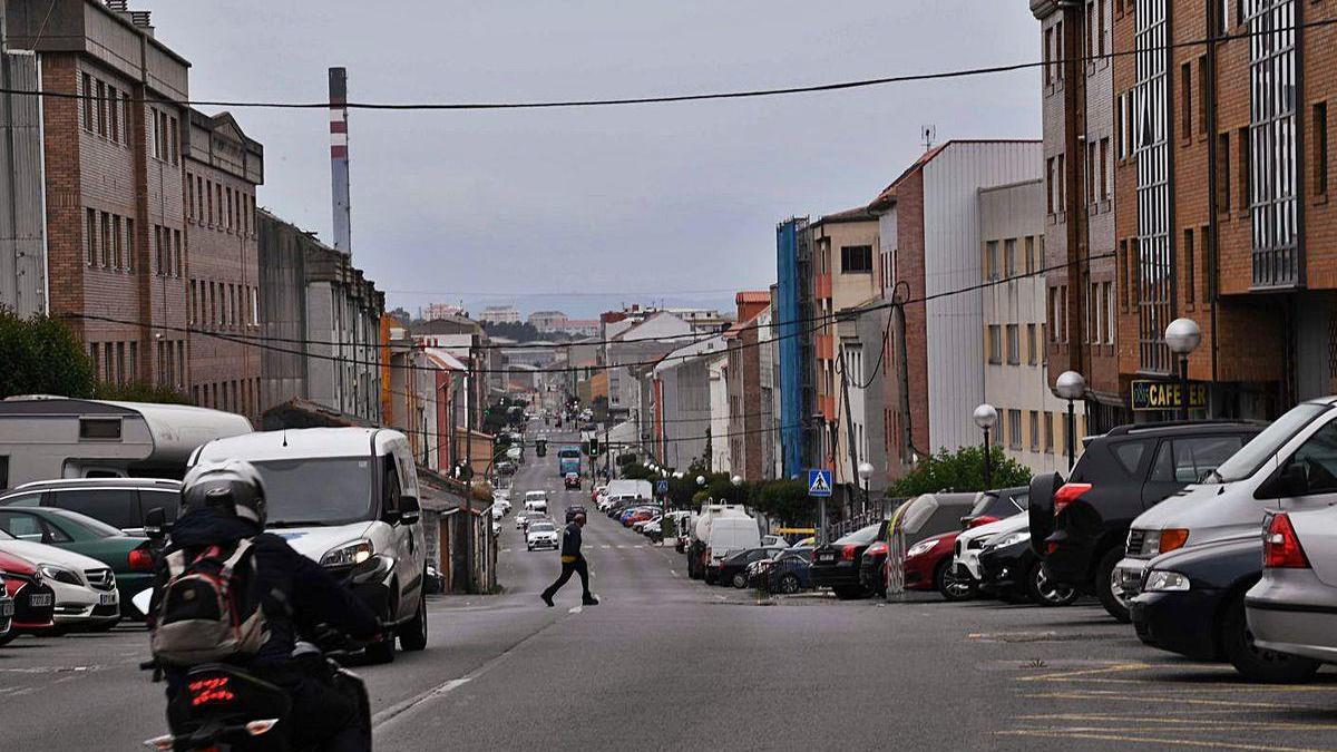 Vista de la travesía de Meicende, donde se encuentra el bar que suscita las quejas.