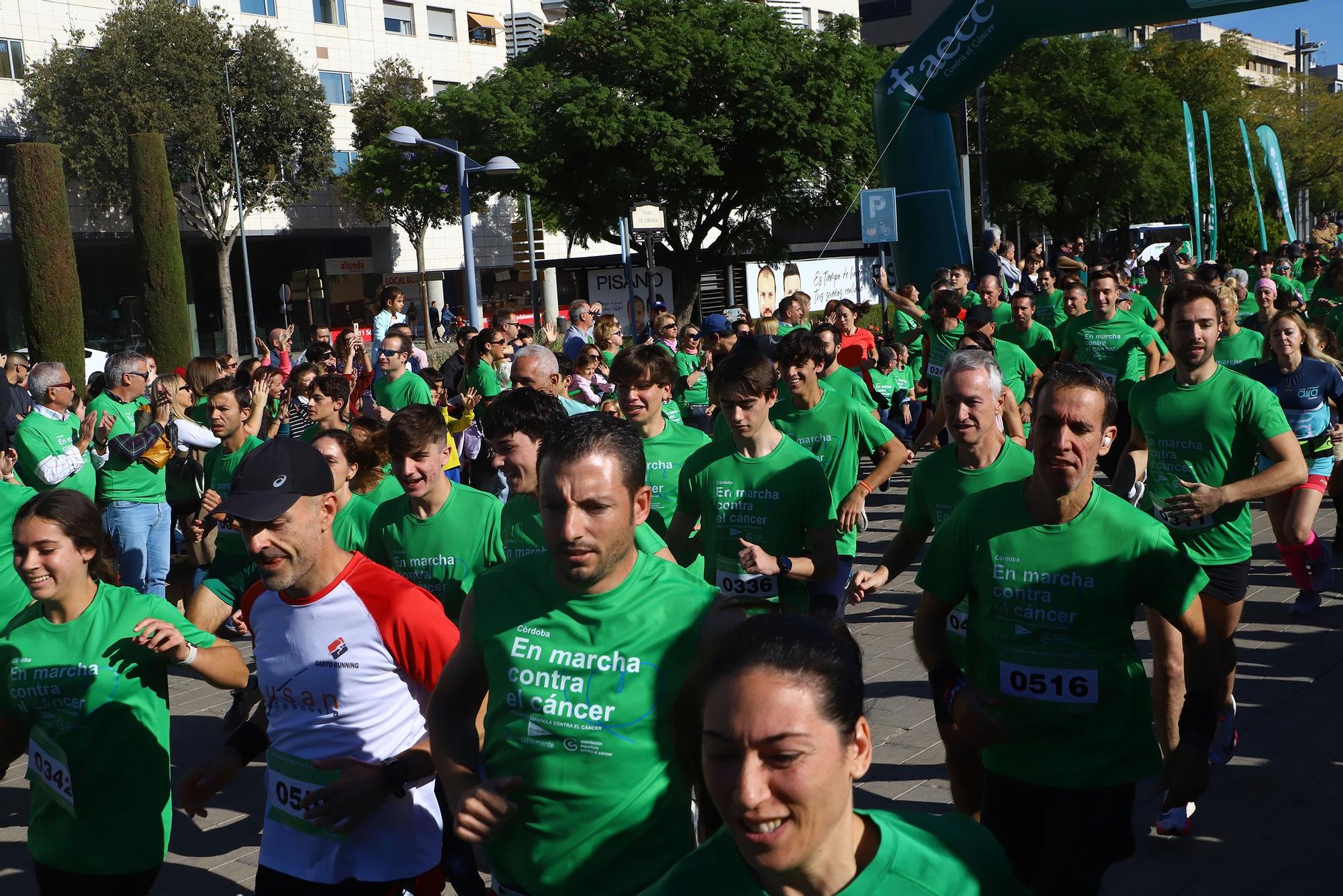 La Asociación Española contra el Cáncer convierte el Vial en una gran marea verde