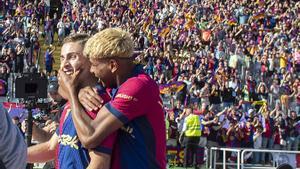 Lamine besa a Fermín, antes de que el árbitro le anulara el último gol al Barça.