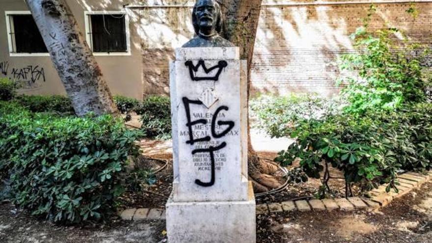 Ataque al monumento dedicado a Andrés Marzal de Sax en los jardines de la Iglesia de San Agustín