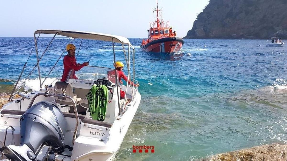 Els Bombers han desencallat una embarcació al Mirador de la Musclera.
