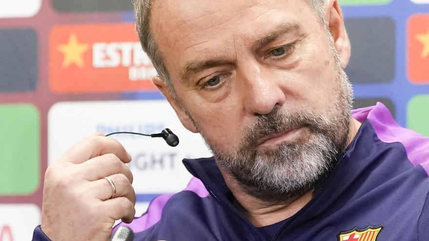 Hansi Flick se quita el auricular en la sala de prensa de la ciudad deportiva.