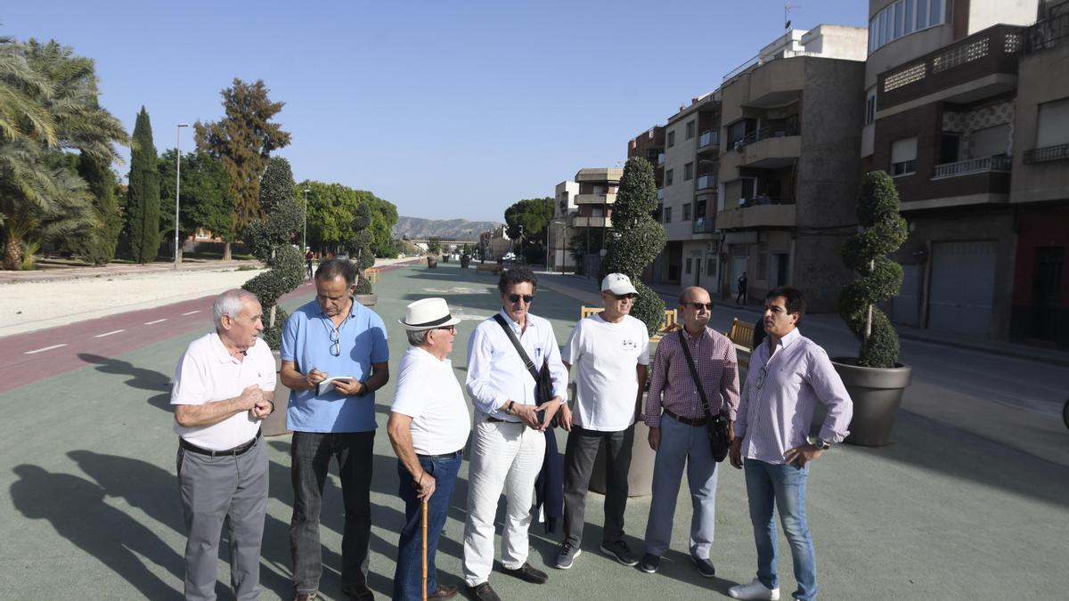 Miembros de la plataforma Prosoterramiento de Valladolid y Murcia visitaban ayer la zona de las obras de El Carmen.